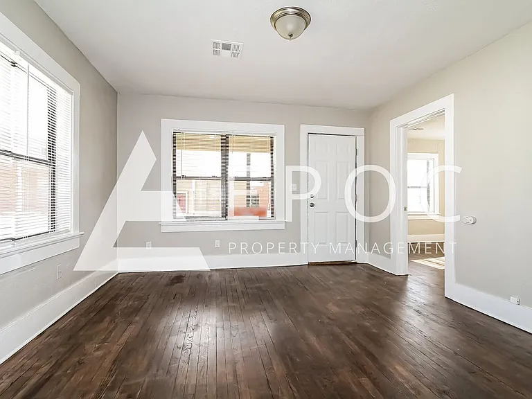 705 E Hughbert St — Photo 4