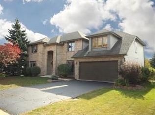 372 Bluegrass Dr, Wheaton, IL