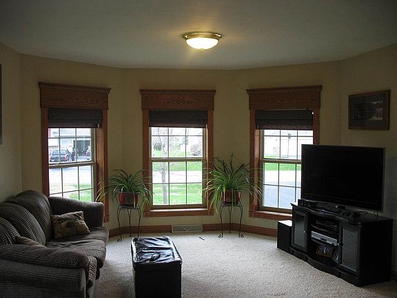 3rd image of 9745 Sandhill Dr