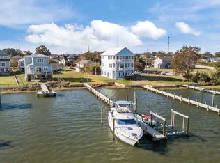 1208 Avery 1/2 St, Morehead City, NC 28557