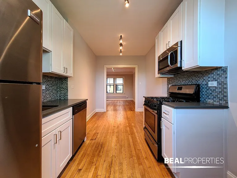 2325 N Rockwell St #B2 — Photo 8