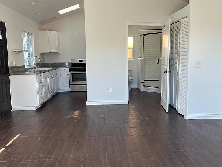 8401 Sunrise Ave — Photo 2