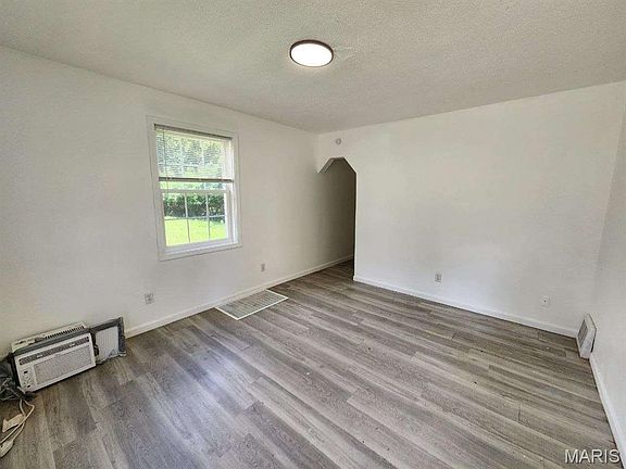 4th image of 3966 Kleinschmidt Rd