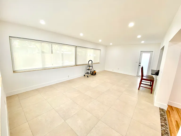 3250 SW 18th Ter — Photo 11