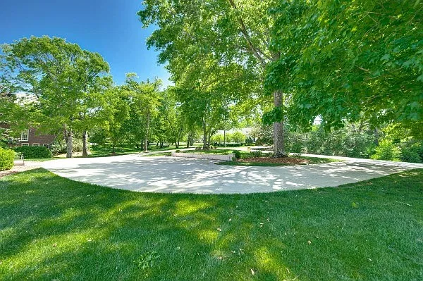 5 bed, 4.5 bath, 5745 sqft, $20,000 — Photo 4