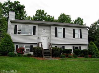 3525 Robinwest Ct, Pfafftown, NC 27040