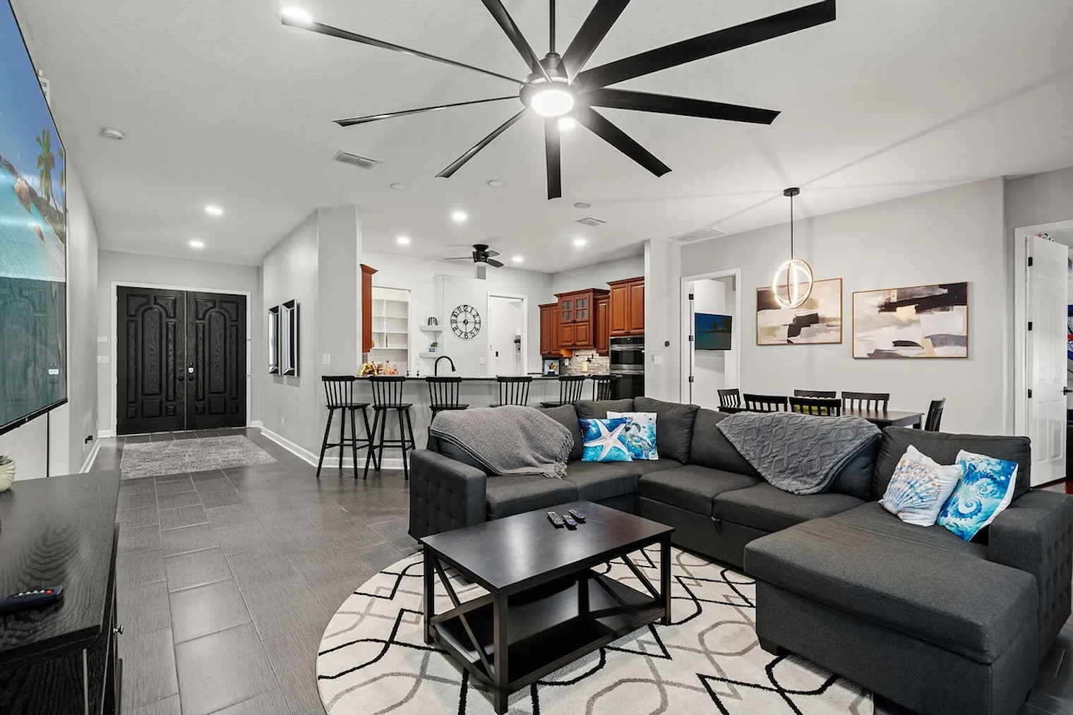 4 bed, 2.0 bath, $5,504 — Photo 3