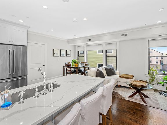 3rd image of 160 W Broadway #301