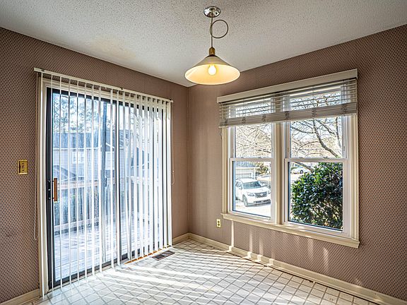 4th image of 609 Windsong Ln