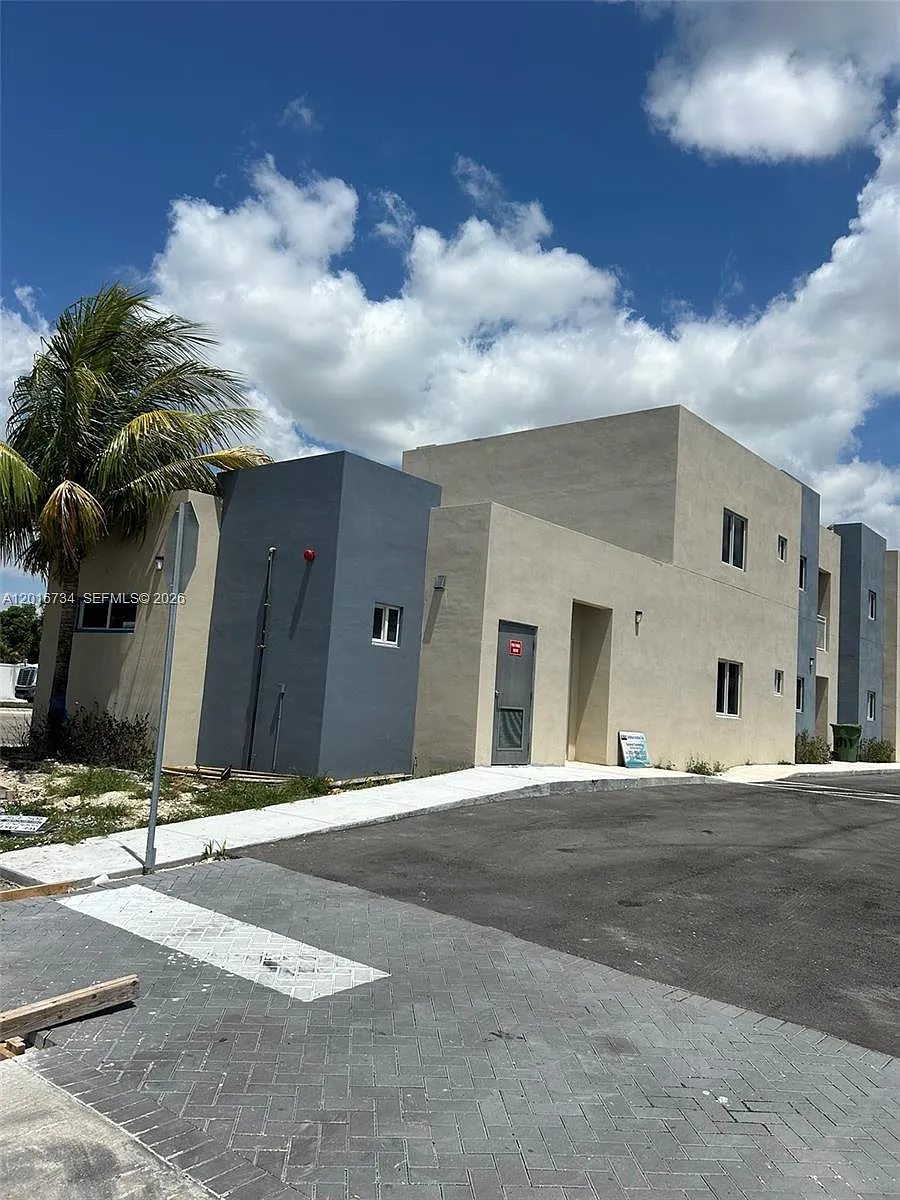Building Photo - 811 E 52nd St #102