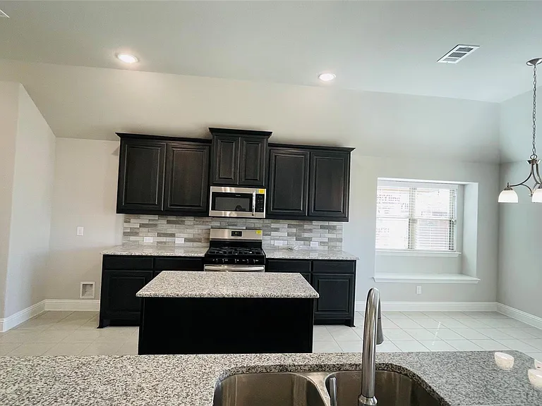 325 Delaford Dr — Photo 6