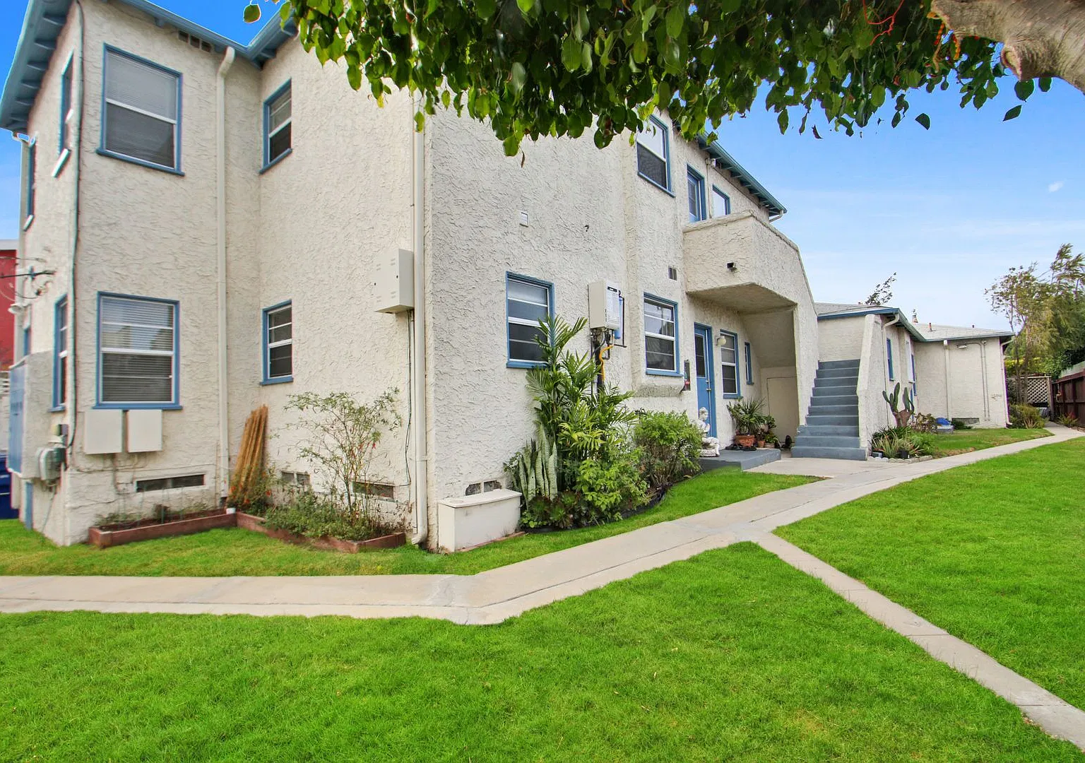 Courtyard building on Ocean Park — Photo 3