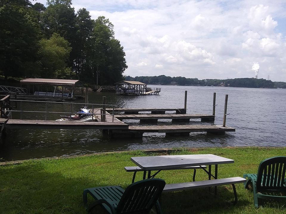 GRASSY POINT PROTECTED BY SEAWALL THAT IS 500 FT. LONG, PICNIC TABLE, LOUNGE CHAIRS, BOAT DOCKS - FREE! - AND 2 MILE VIEW ACROSS MAIN CHANNEL TO CATAWBA COUNTY.