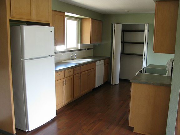 4th image of 445 6th Ave N