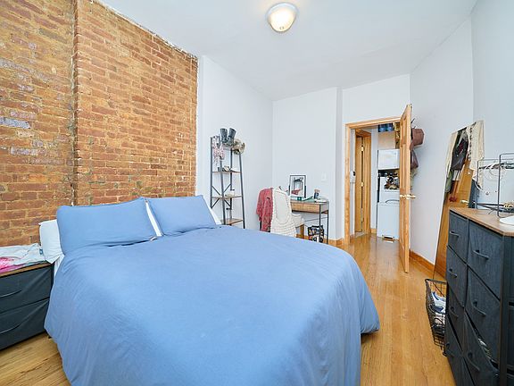 3rd image of 333 W 43rd St APT 5A