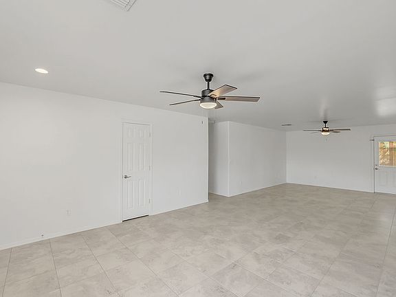 4th image of 4924 E Marconi Ave