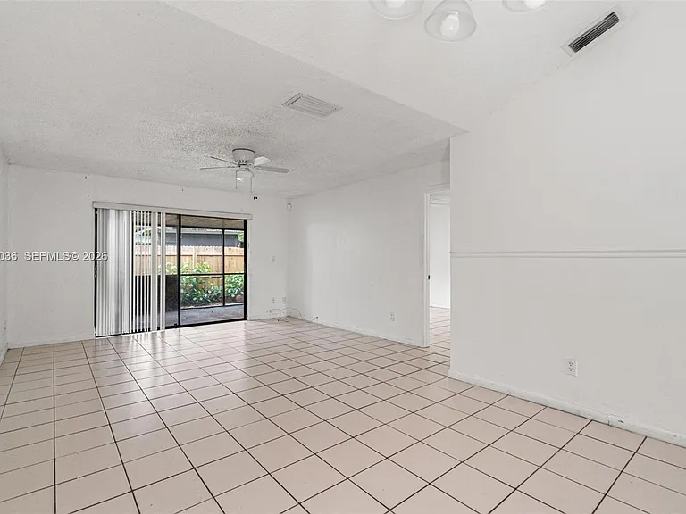 6916 SW 37th St — Photo 4