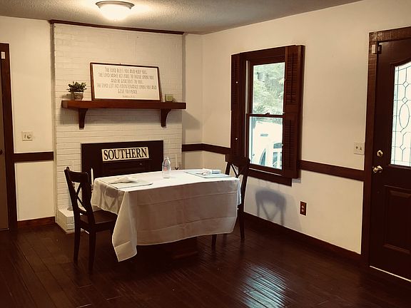 Dining area w/fireplace