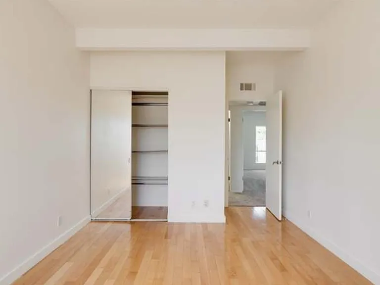 4900 Whitsett Ave #7 — Photo 20