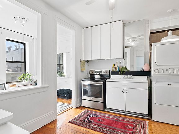 4th image of 348 E 9th St APT 10