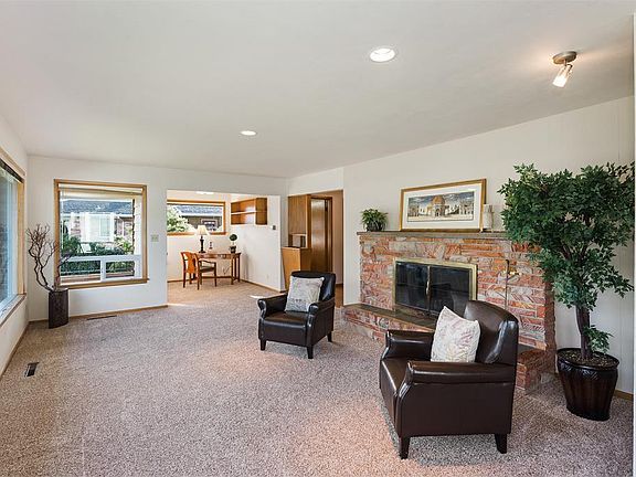4th image of 2825 Harborview Dr