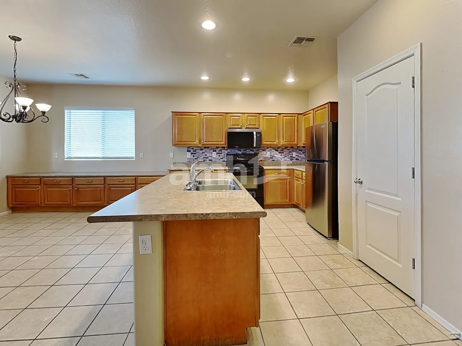 5 bed, 3.0 bath, 2615 sqft, $2,475 — Photo 3