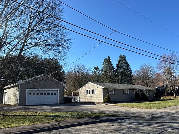 3rd image of 34 Raymond Rd