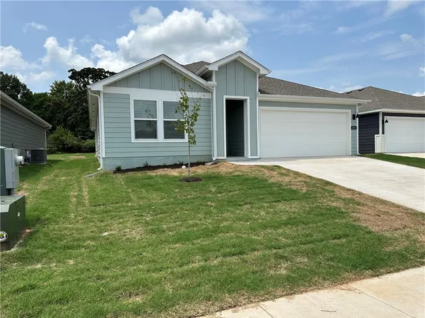 203 NW Pinwheel St, Gentry, AR 72734