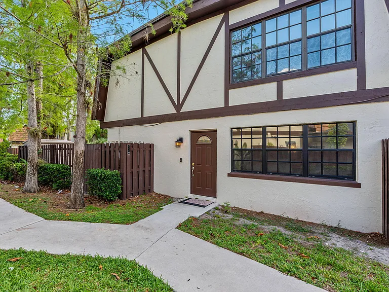 111 Weybridge Cir — Photo 4