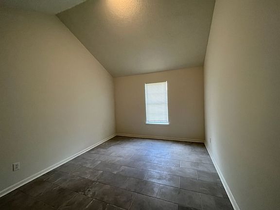 4th image of 7055 Hampton Dr