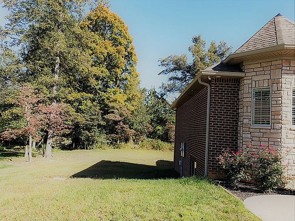5th image of 2550 Chatsworth Dr