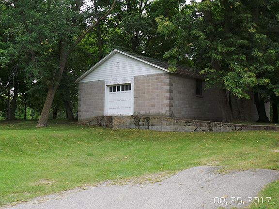 3rd image of 842 W 1st St