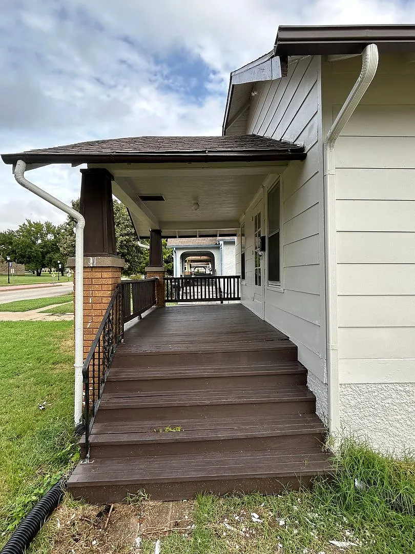 2+BR Across the street from Washburn University. Perfect for students or professor — Photo 2
