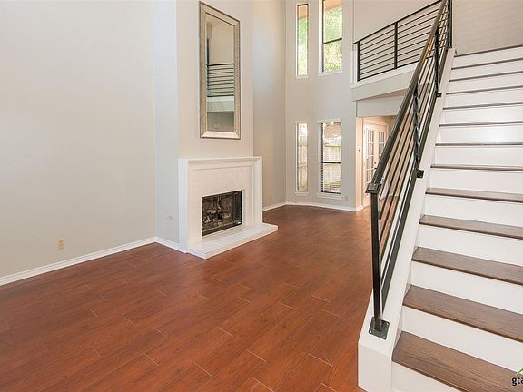 3rd image of 5811 Hollytree Dr