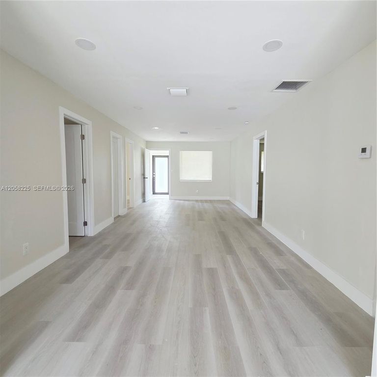 601 NE 1st St, photo 2