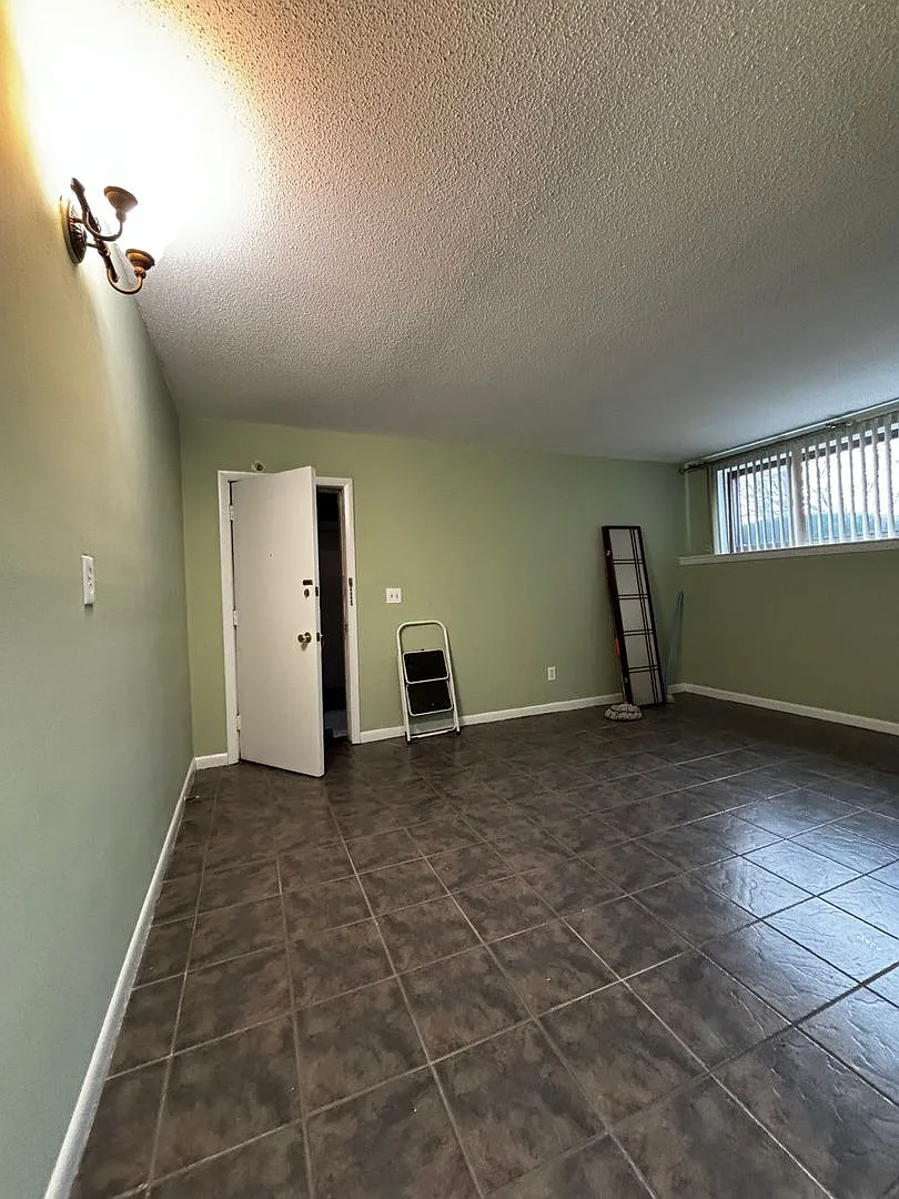 Available NOW! Won't last Oversized 1 Bedroom!! — Photo 2