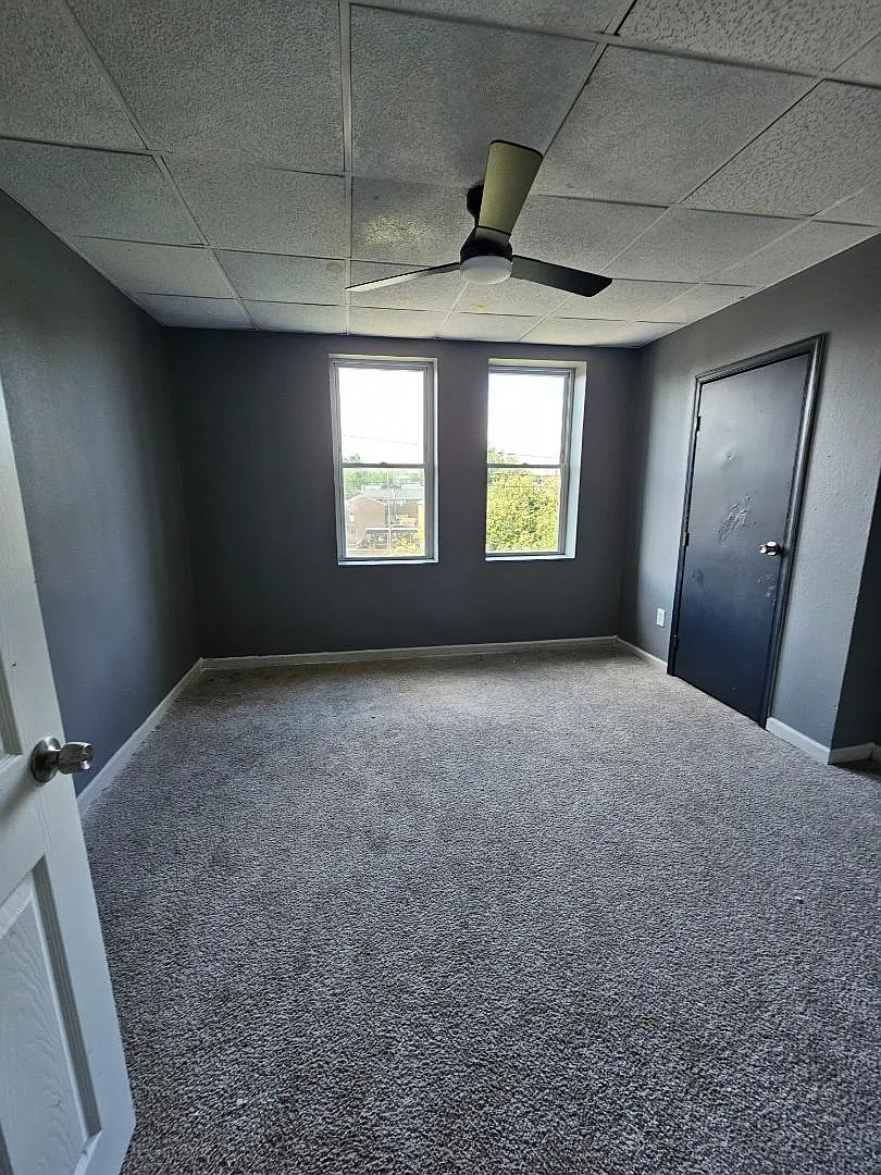 1525 W Cayuga St - 1525 W Cayuga St - 1st Fl Front Room — Photo 4