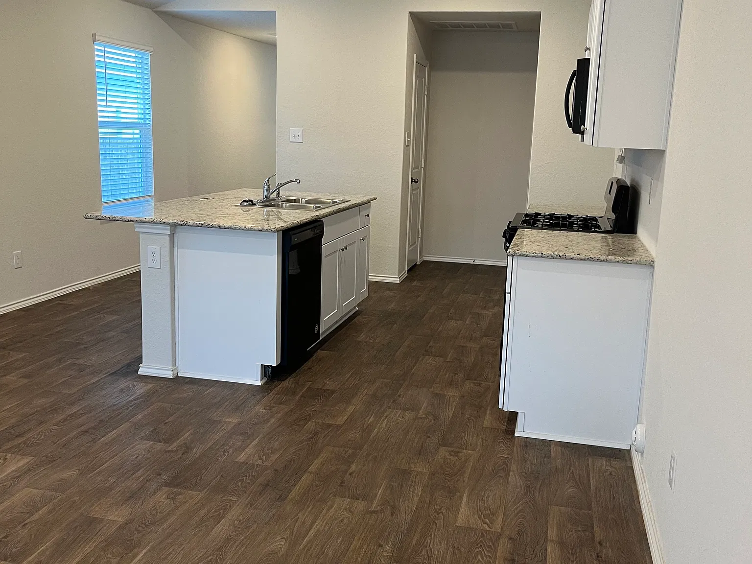 3 bed, 1489 sqft, $1,700 — Photo 4
