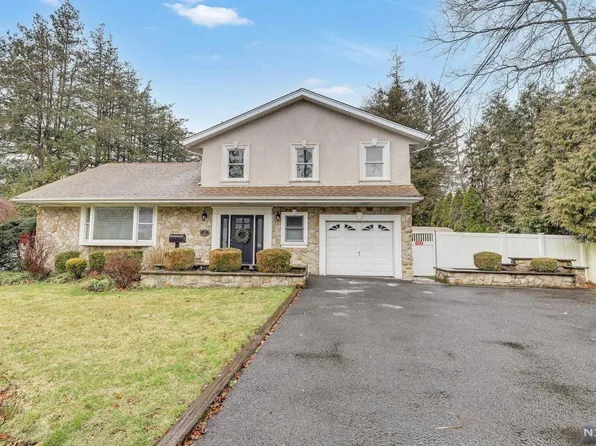 2 4th Ave, Westwood, NJ 07675