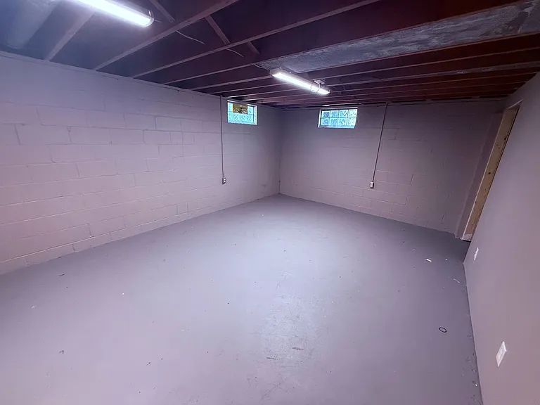 1479 Hyde Park Ave — Photo 13