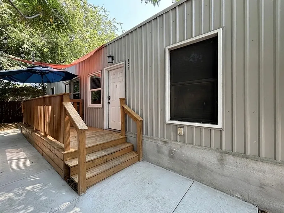 1033 Rivas St