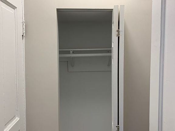 4th image of 2225 S Wood St #7204624