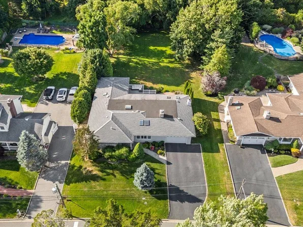 18 Hickman Street, Syosset, NY 11791
