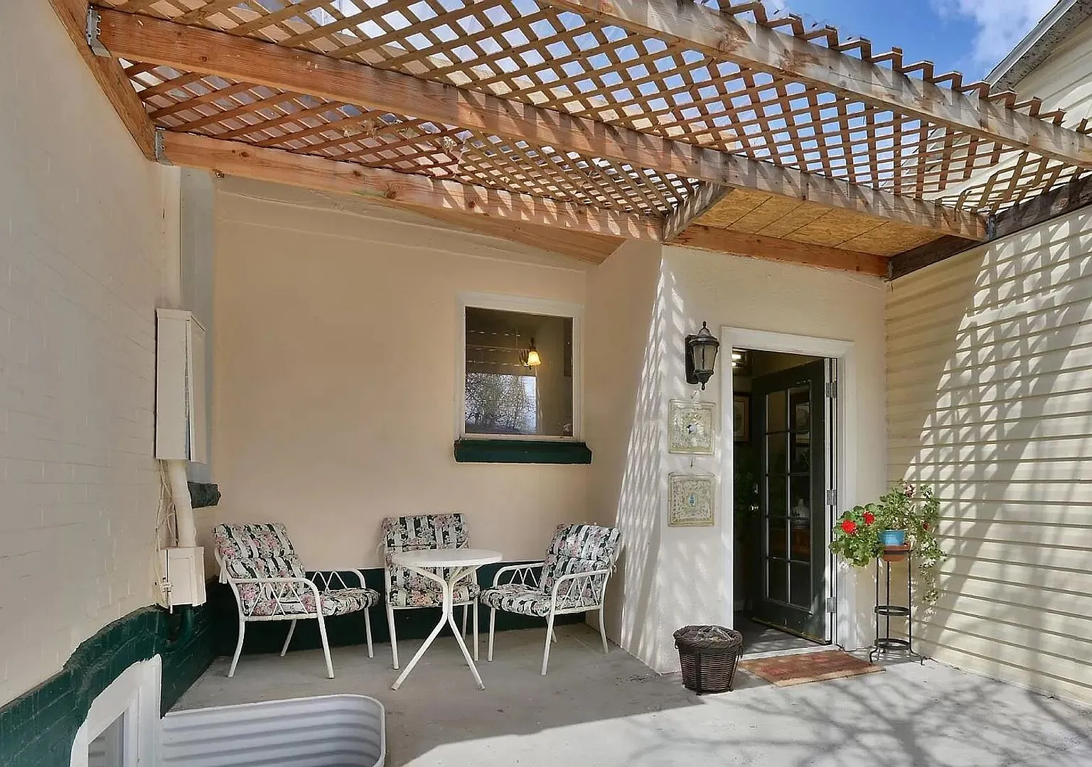 2 Bedroom 1 Bathroom Garden Level Apartment in heart of Denver! — Photo 1