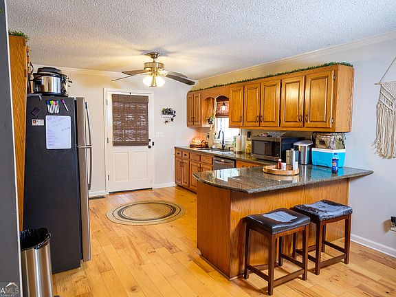 3rd image of 105 Morgan St