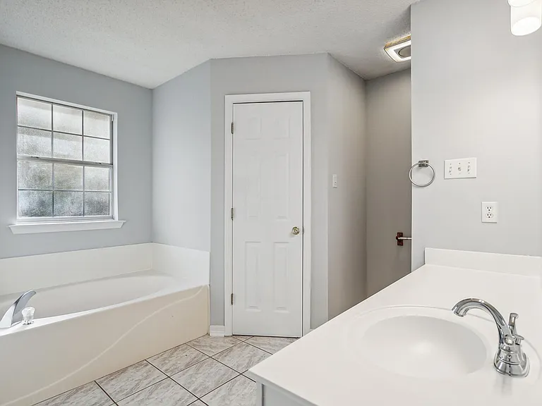 2347 Biron St — Photo 7