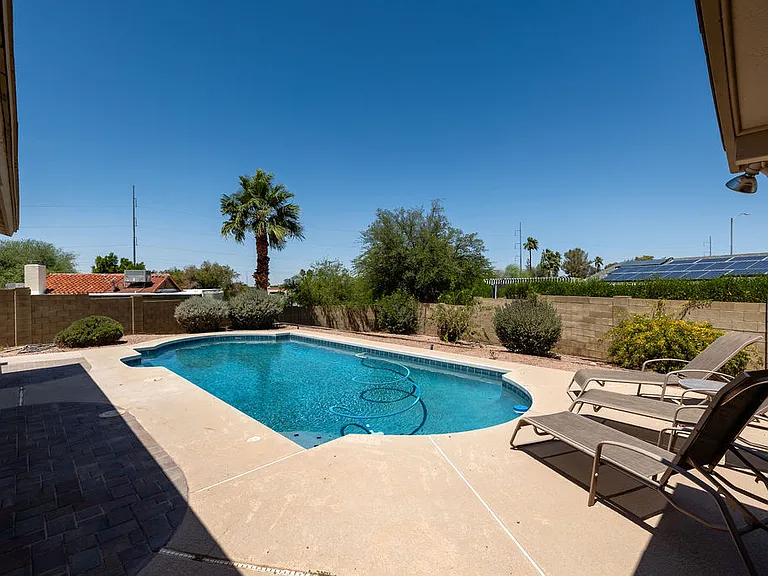 802 E Caribbean Ln — Photo 2