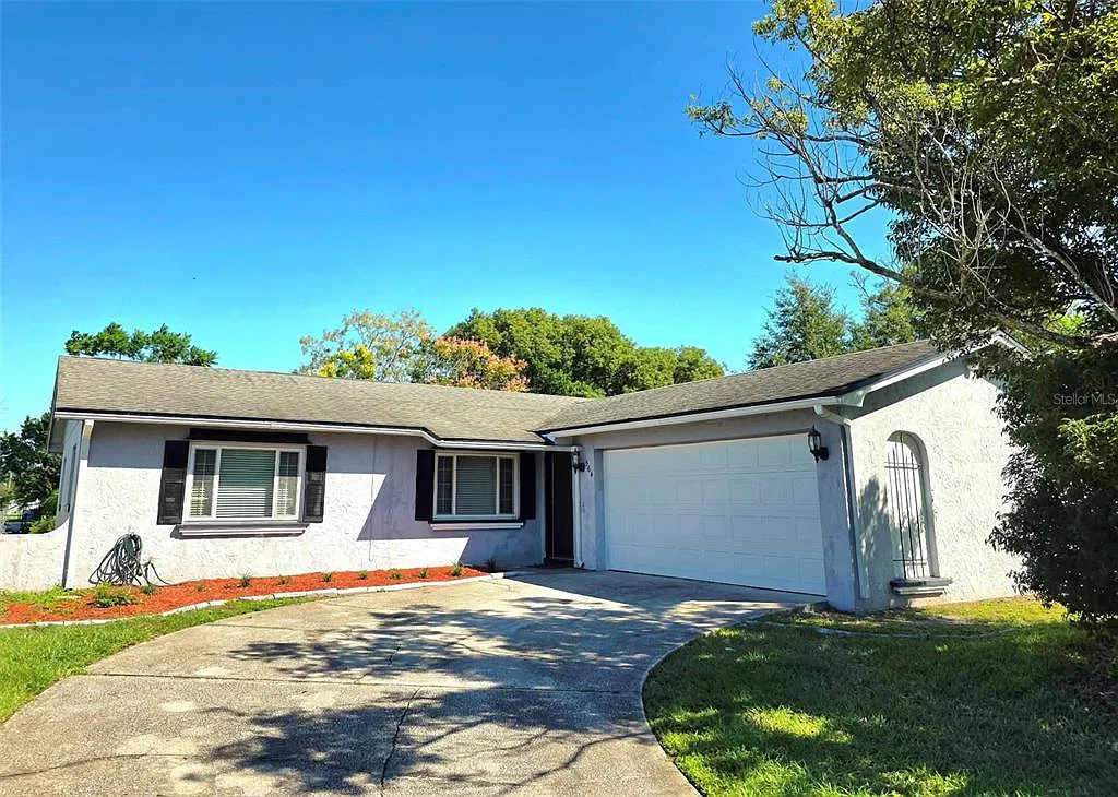 4 bed, 2.0 bath, 1336 sqft, $2,315 — Photo 1