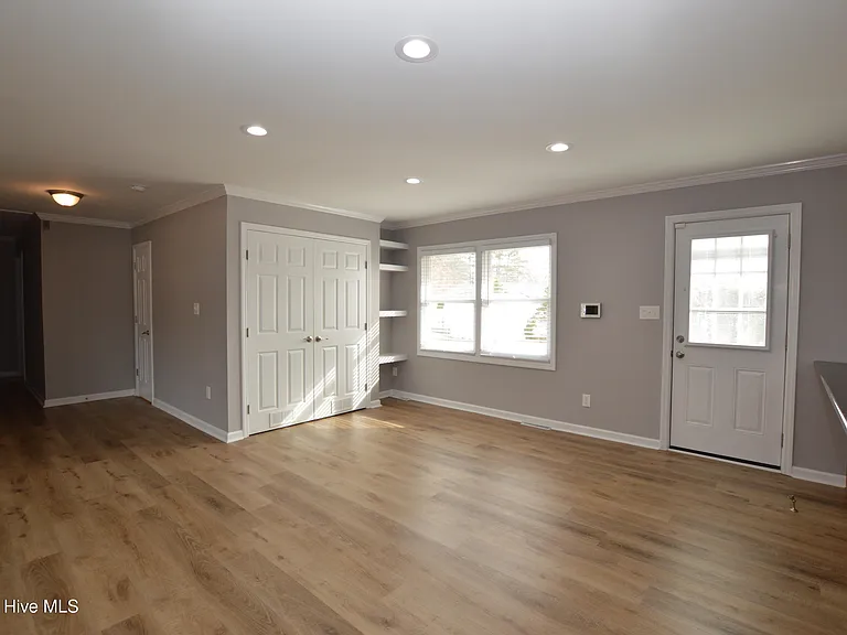 1008 Schall Pl — Photo 6