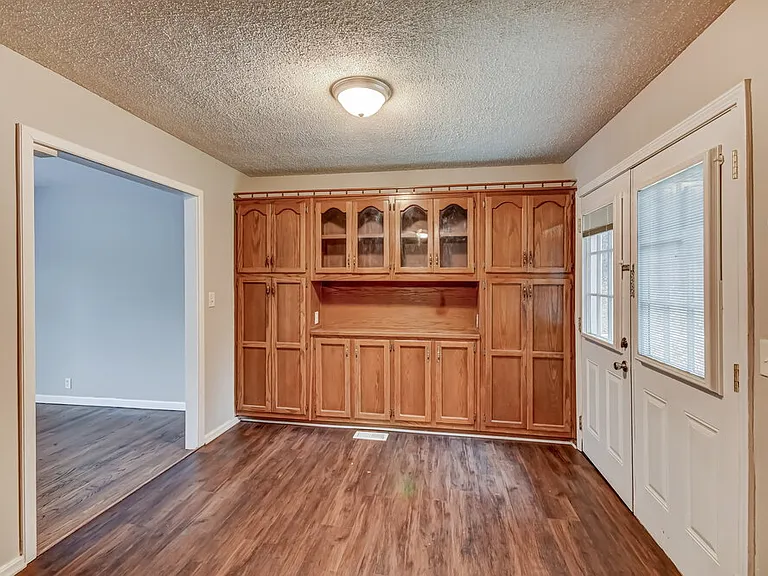 909 Winchester Dr — Photo 8